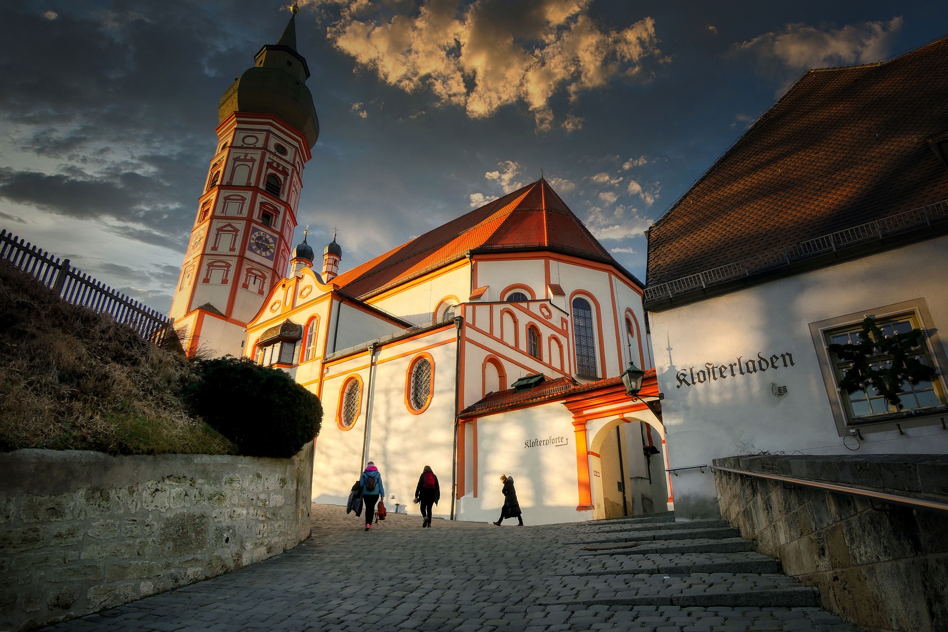 Historische Altstadtgasse im warmen Abendlicht