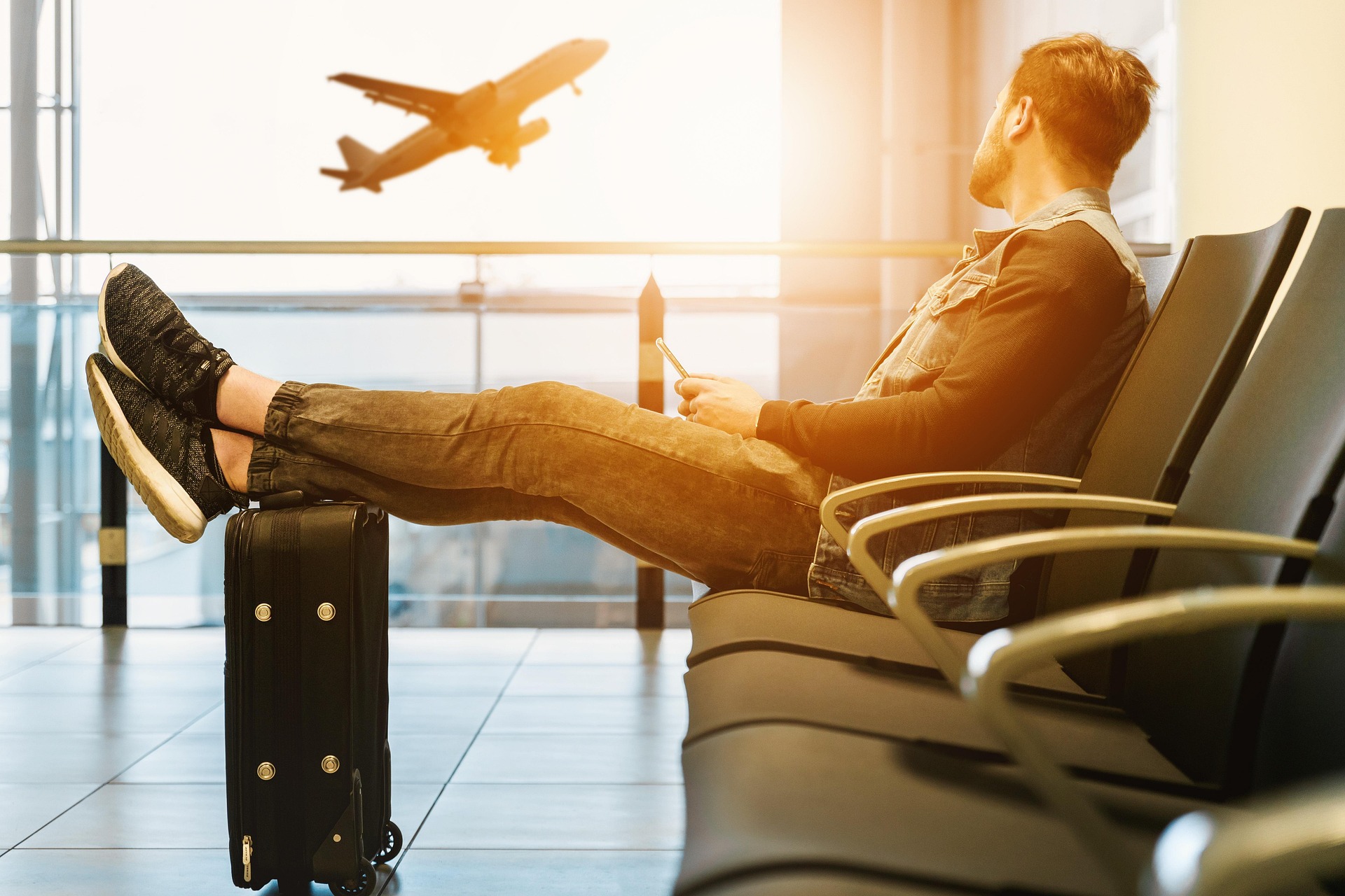 Reisekoffer vor einem Flughafenmotiv als Beispiel zum Entfernen und Austauschen eines Bildhintergrunds